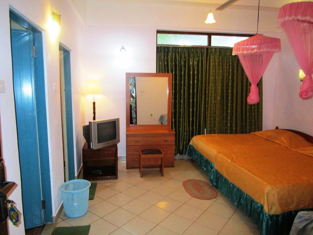 Hotel Shalini Анурадхапура Номер фото